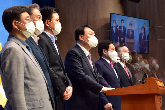 국민의힘 대선 경선 후보인 윤석열(왼쪽 네번째) 전 검찰총장이 24일 국회 소통관에서 공동선대위원장 및 공정과혁신위원회 위원장 영입 발표를 하고 있다.국회사진기자단·연합뉴스